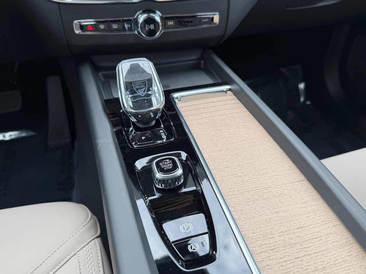 2026 Volvo XC60 - Image 13
