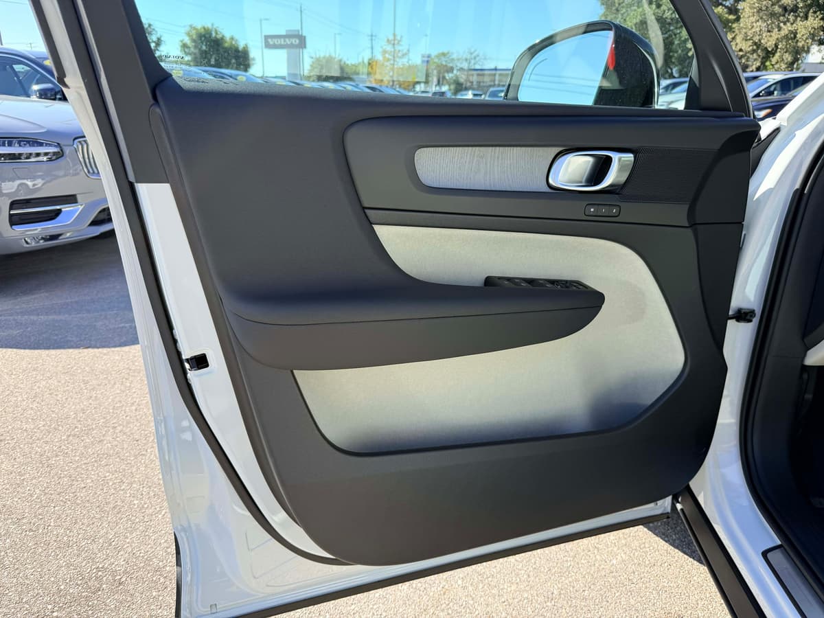 2026 Volvo XC40 - Image 10