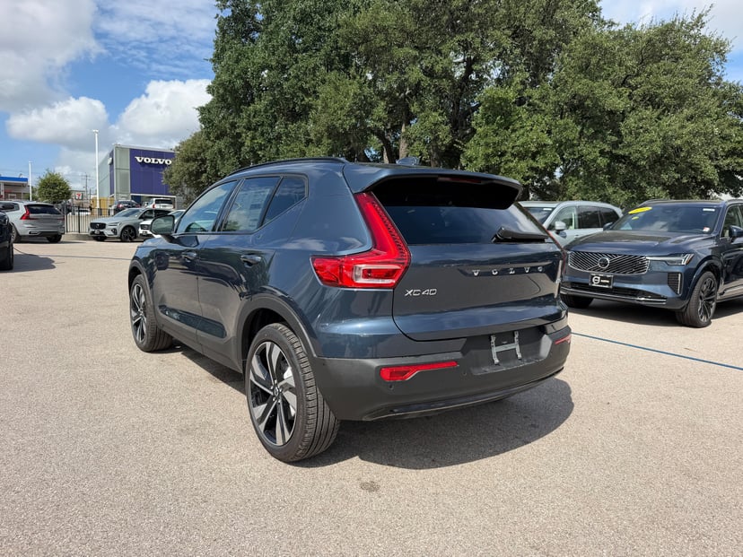 2026 Volvo XC40 - Image 3