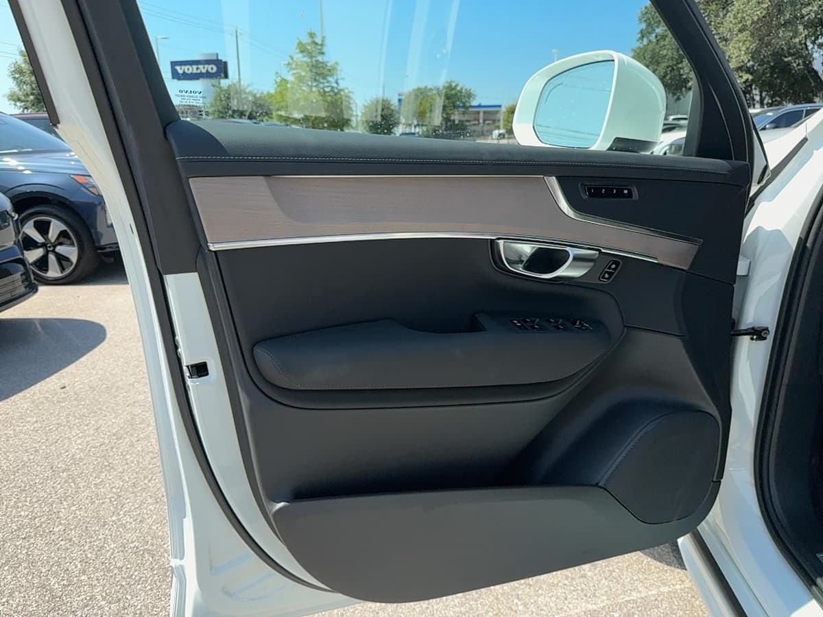 2025 Volvo XC90 - Image 12