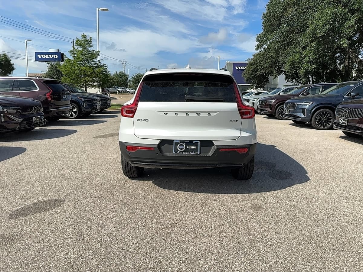 2026 Volvo XC40 - Image 5