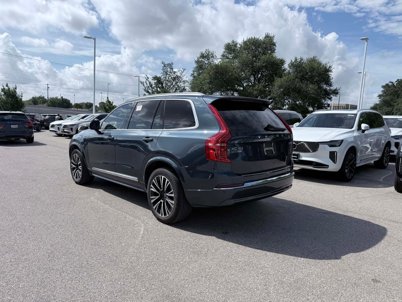 2025 Volvo XC90 plug-in hybrid - Image 3