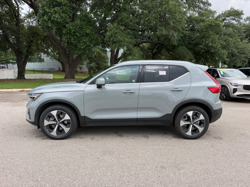 2025 Volvo XC40 - Image 2