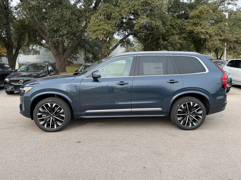 2026 Volvo XC90 plug-in hybrid - Image 2