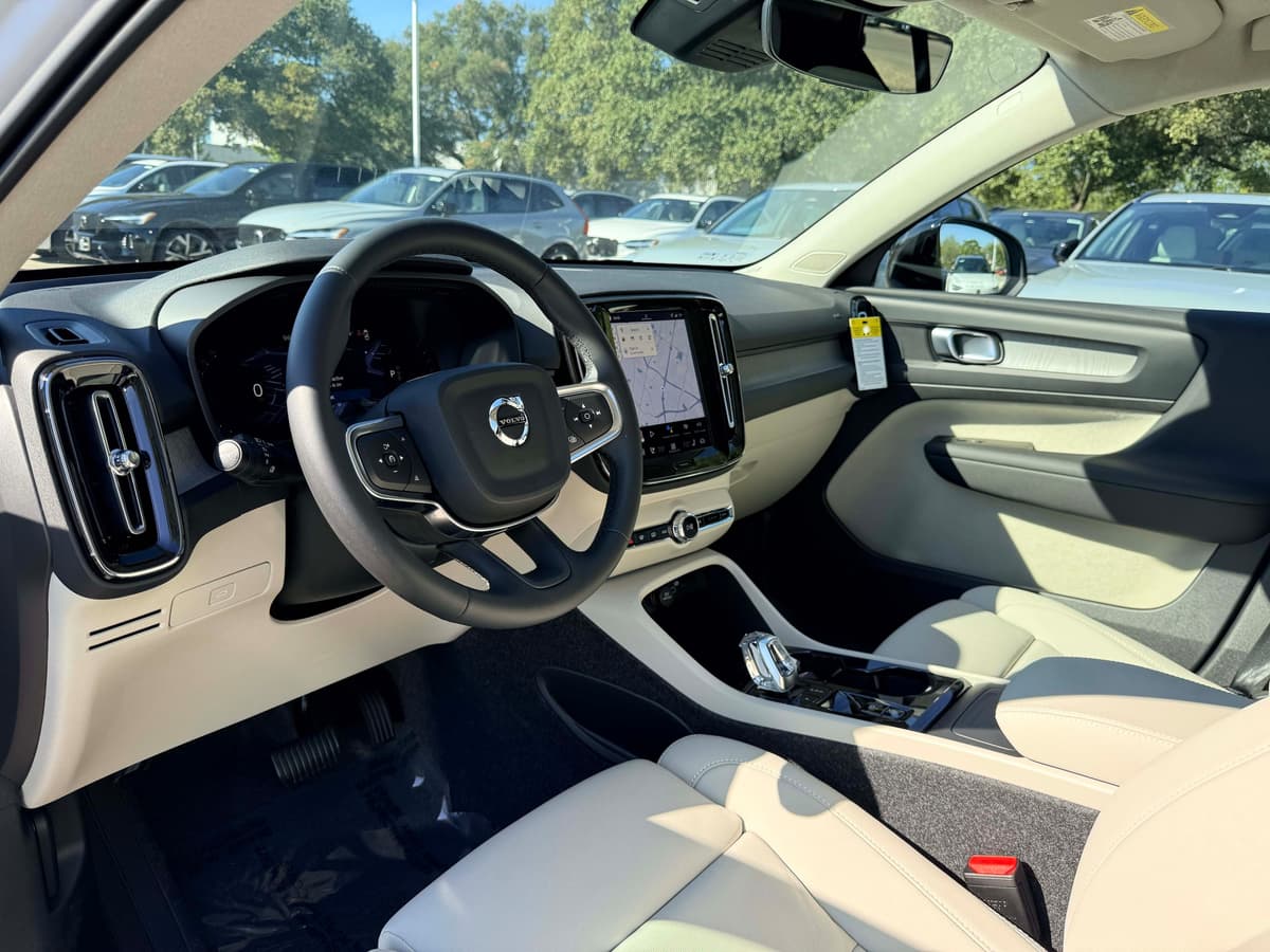 2026 Volvo XC40 - Image 11