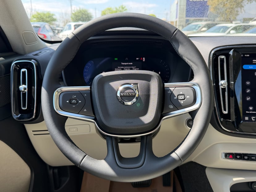 2026 Volvo XC40 - Image 13