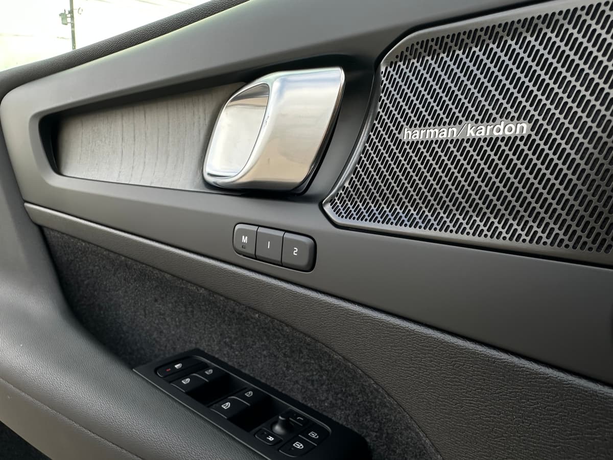 2025 Volvo XC40 - Image 17