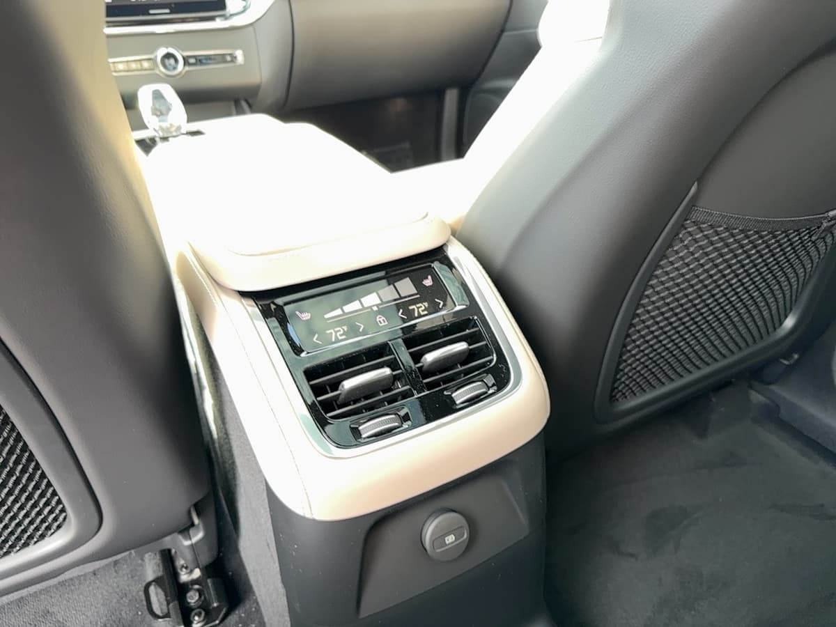 2026 Volvo XC90 plug-in hybrid - Image 17