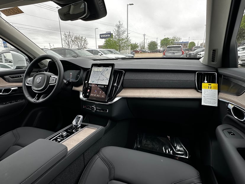 2025 Volvo XC90 plug-in hybrid - Image 11