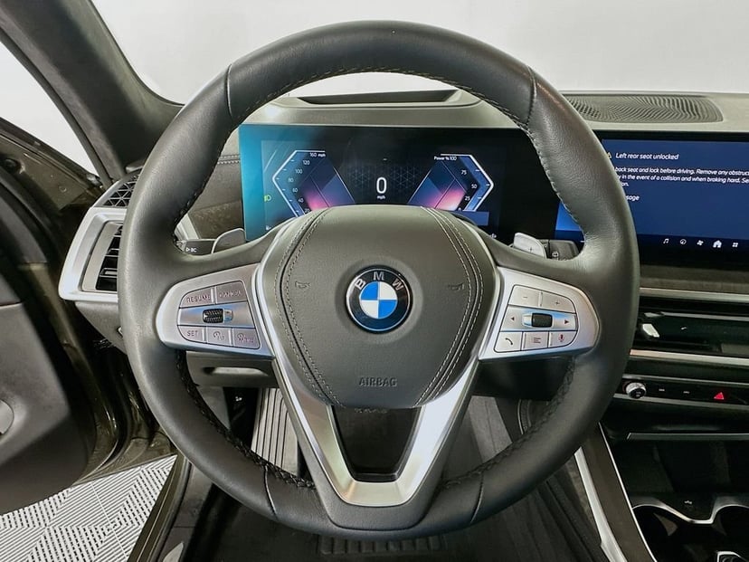 2025 BMW X7 - Image 11