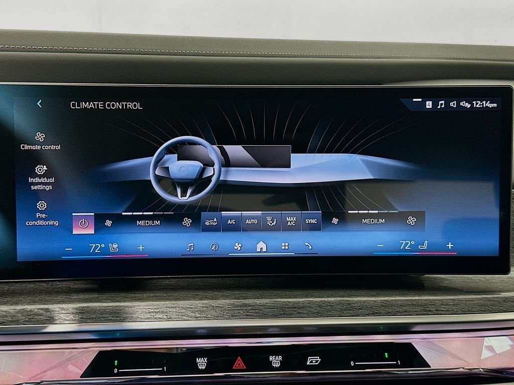 2025 BMW 7 Series - Image 16