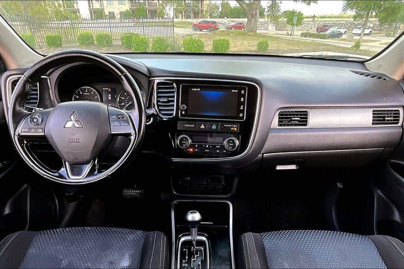 2017 Mitsubishi Outlander - Image 16