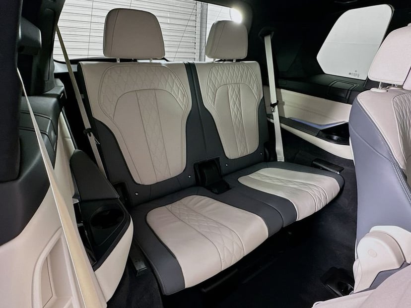 2025 BMW X7 - Image 28