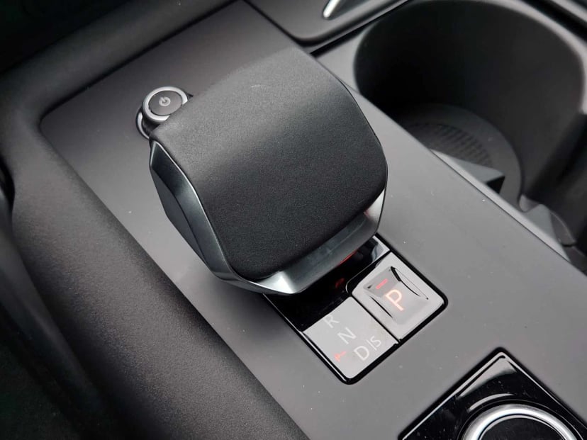 2025 Land Rover Discovery - Image 18