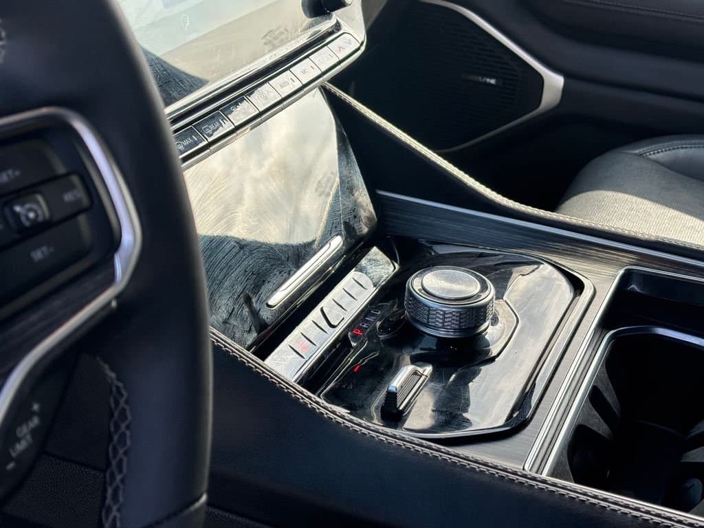 2024 Jeep Wagoneer - Image 10