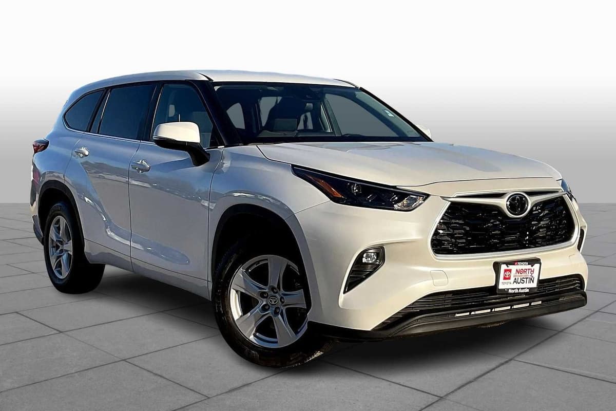 2023 Toyota Highlander - Image 2