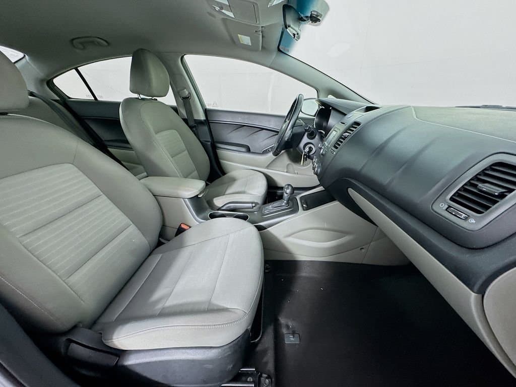 2016 KIA Forte - Image 32