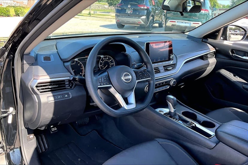 2025 Nissan Altima - Image 18