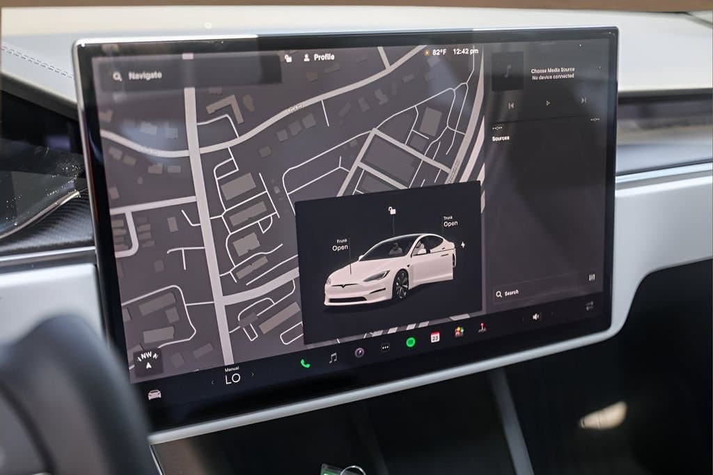 2022 Tesla Model S - Image 12