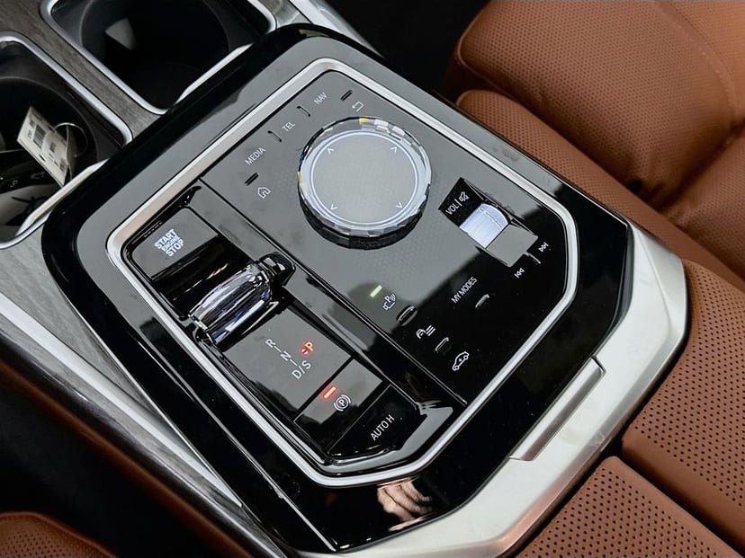 2025 BMW 7 Series - Image 14