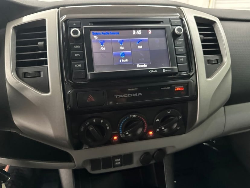 2015 Toyota Tacoma - Image 13