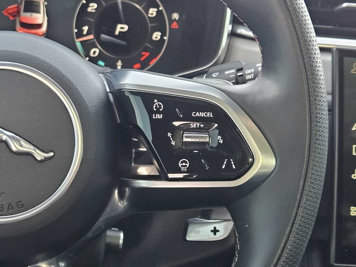 2023 Jaguar F-PACE - Image 29