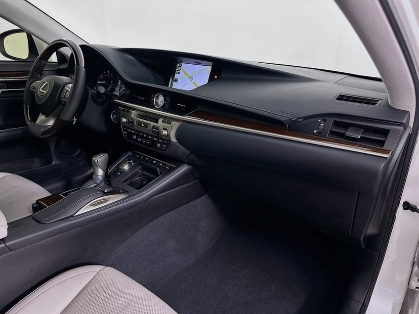 2017 Lexus ES - Image 30