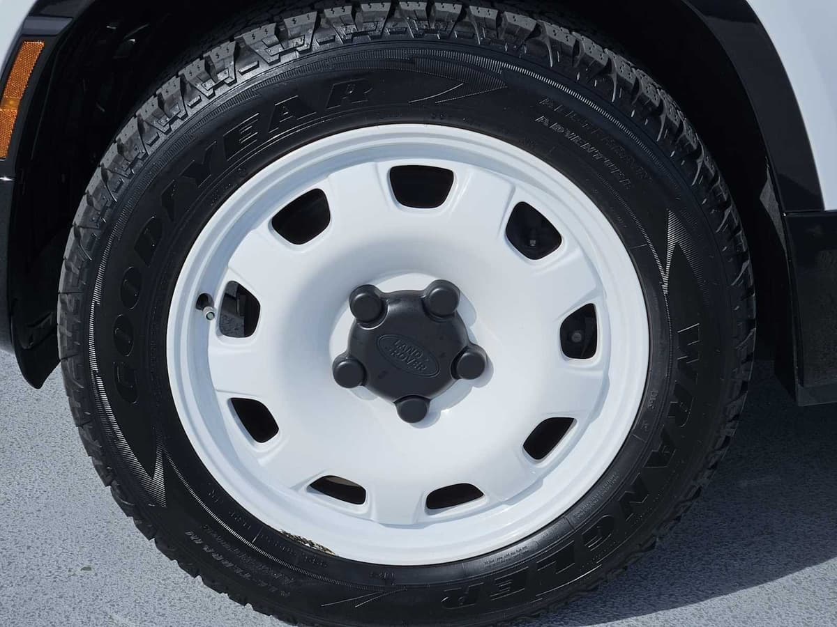 2025 Land Rover Defender - Image 10