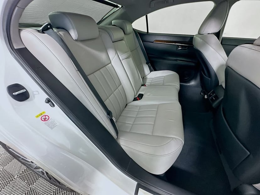 2017 Lexus ES - Image 28