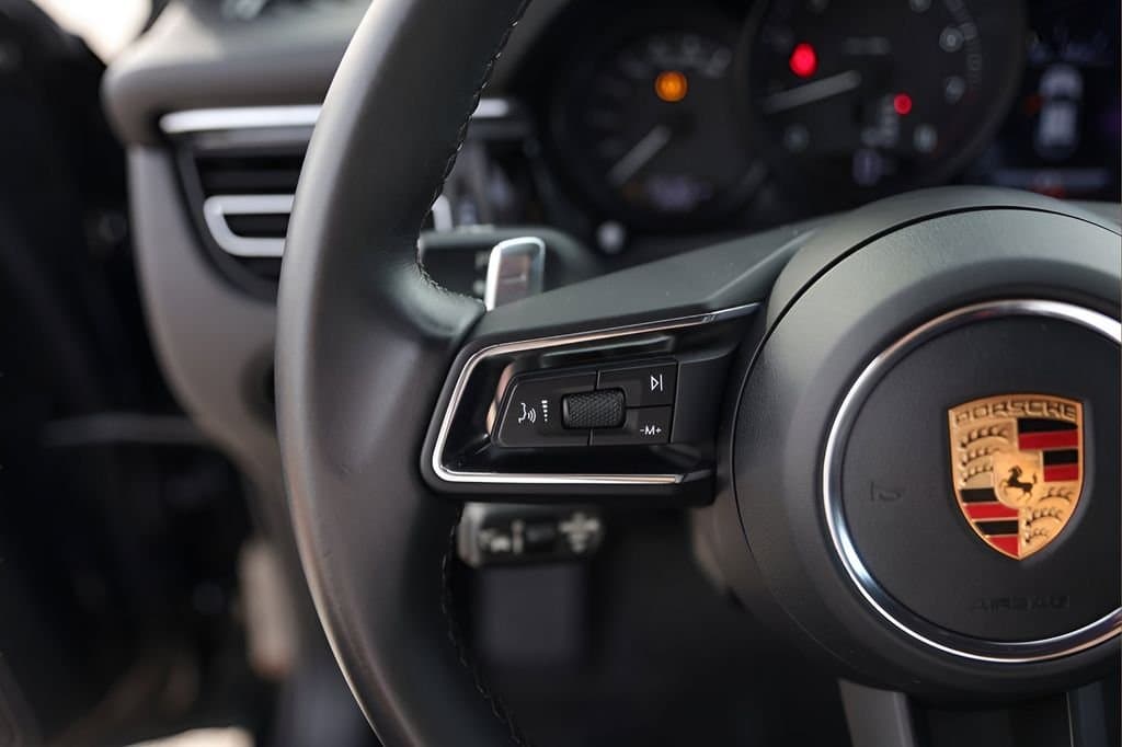 2025 Porsche Macan - Image 14