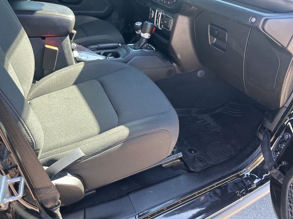 2022 Jeep Gladiator - Image 16