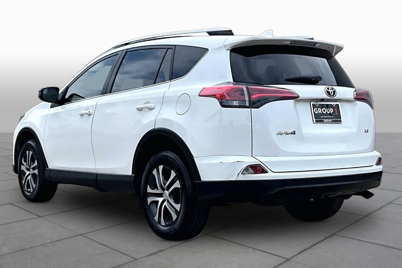 2017 Toyota RAV4 - Image 12