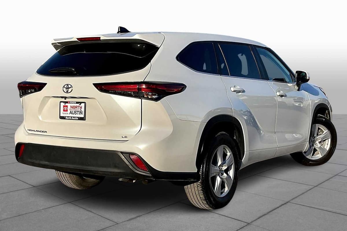 2023 Toyota Highlander - Image 12