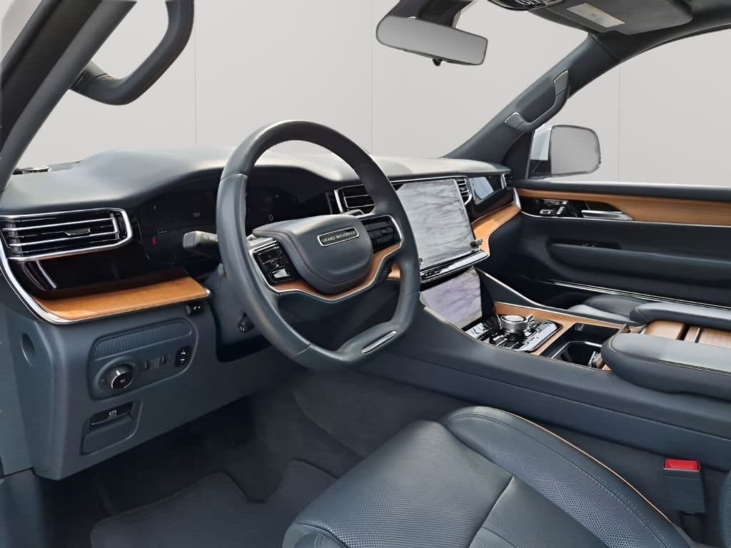 2022 Jeep Grand Wagoneer - Image 32