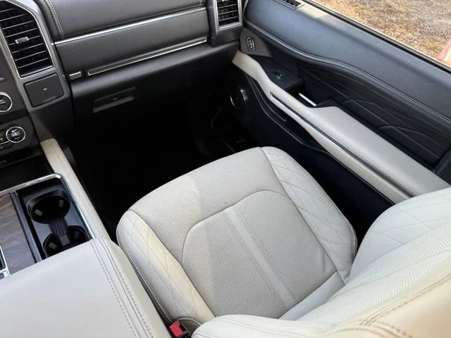 2019 Ford Expedition - Image 24