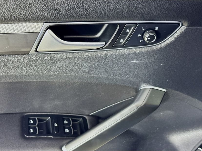2017 Volkswagen Passat - Image 21