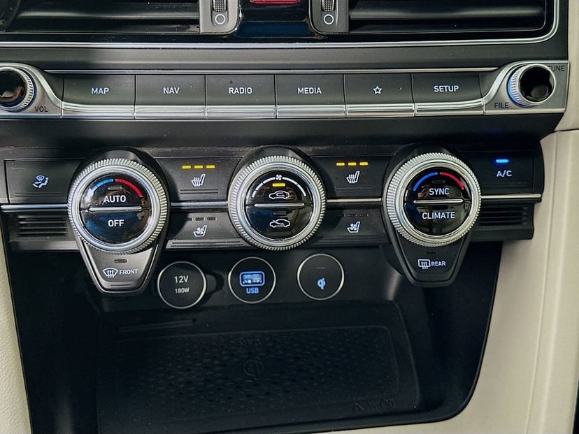 2023 Genesis G70 - Image 16