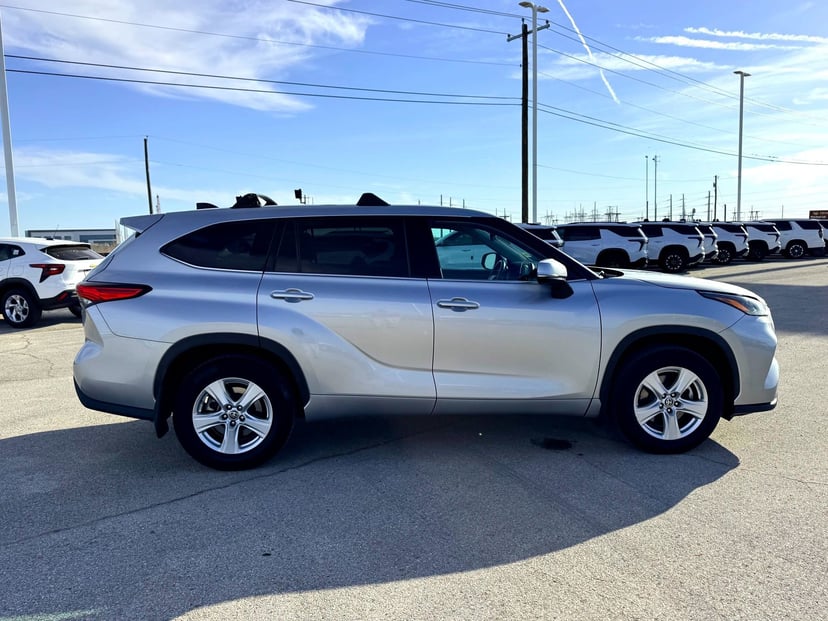 2022 Toyota Highlander - Image 5