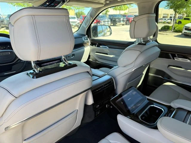 2023 Jeep Grand Wagoneer - Image 27