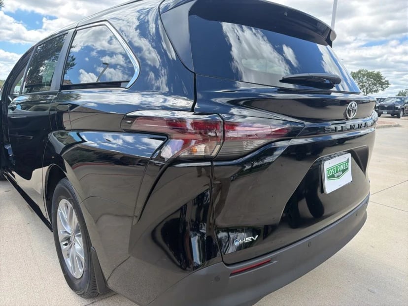 2026 Toyota Sienna - Image 25