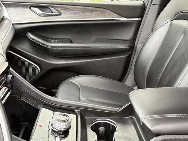 2024 Jeep Grand Cherokee - Image 9