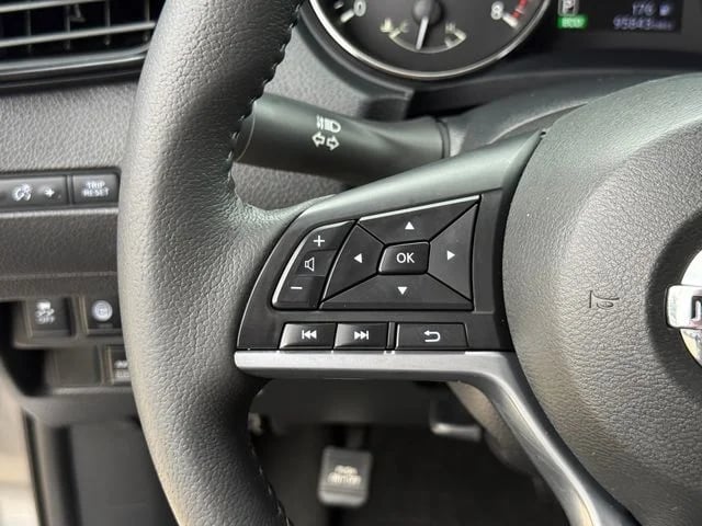 2019 Nissan Rogue - Image 16