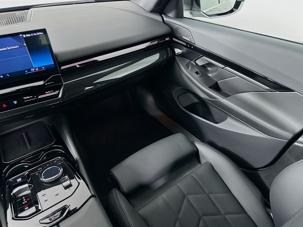 2025 BMW 5 Series - Image 24