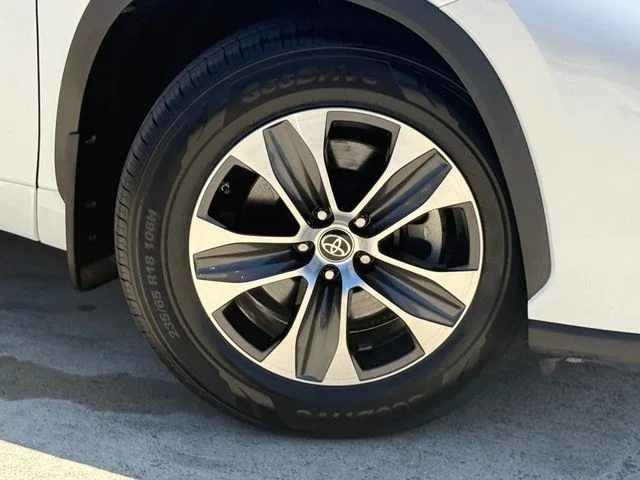 2023 Toyota Highlander - Image 2