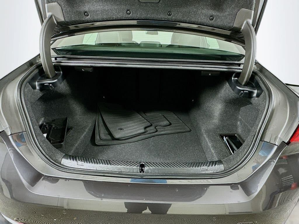 2025 BMW 5 Series - Image 27