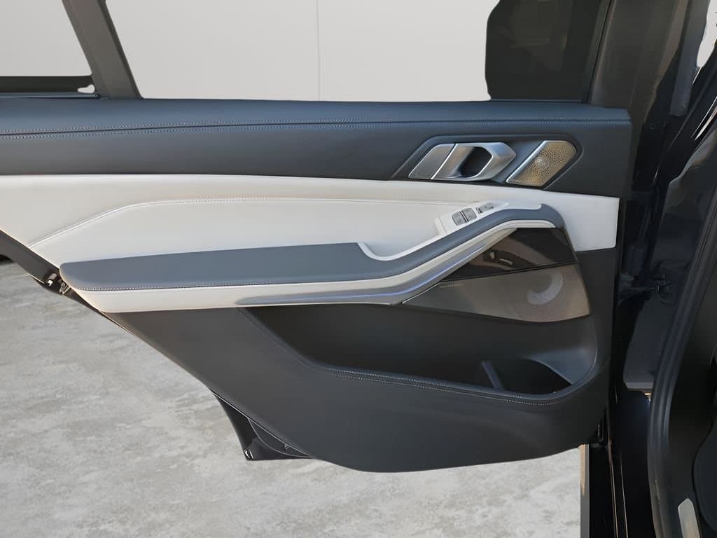 2023 BMW X7 - Image 17