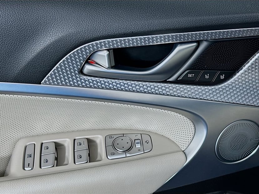 2023 Genesis G70 - Image 18