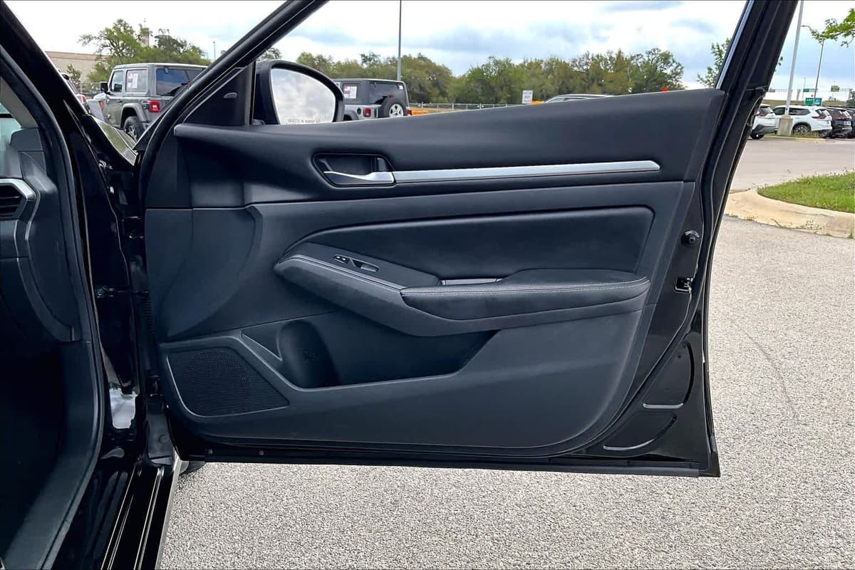 2022 Nissan Altima - Image 23