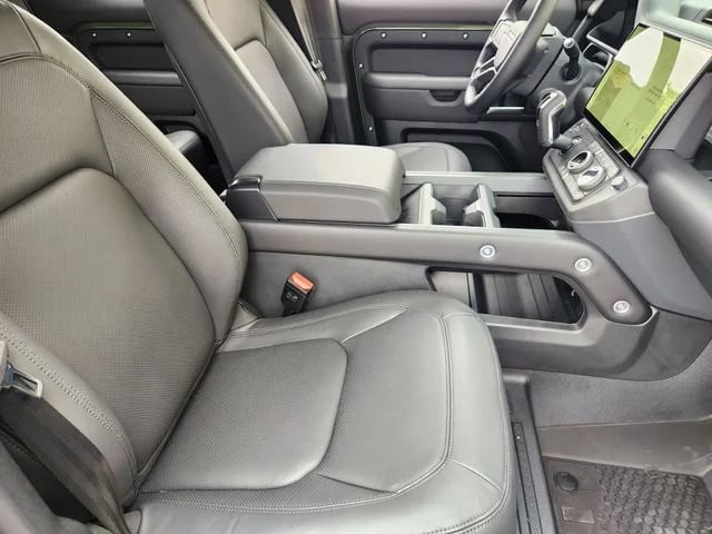 2026 Land Rover Defender 110 - Image 10