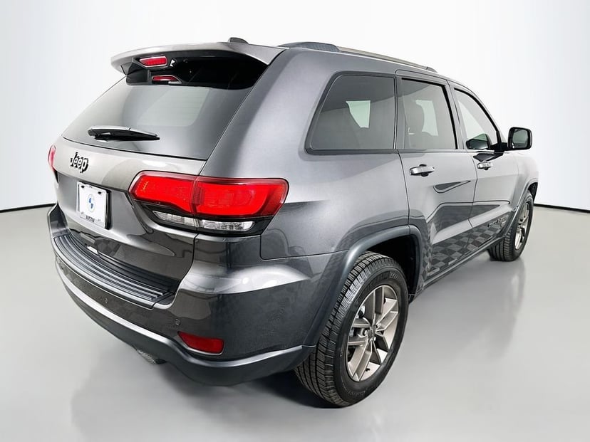 2017 Jeep Grand Cherokee - Image 5